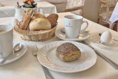Gedeckter Frühstückstisch im Gästehaus Florian