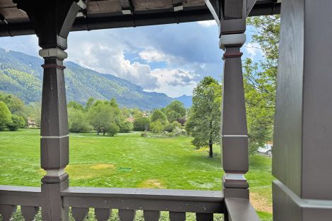 Blick ins Grüne von einem Balkon des Gästehaus Florian