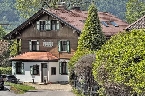 Gästehaus Florian mit dem Parkplatz im Vordergrund