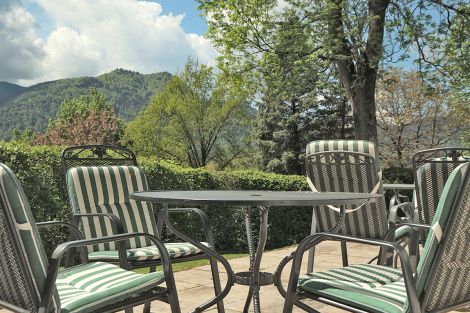 Terasse mit Stühlen und Tisch am Gästehaus Florian